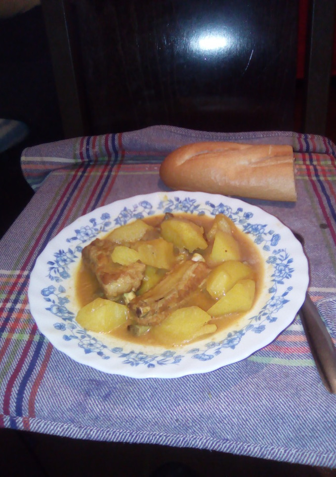 Una foto de Costillas con patatas