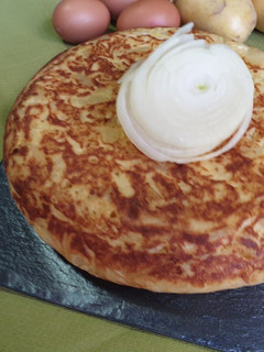 Una foto de Tortilla de patatas con calabacín y queso de cabra