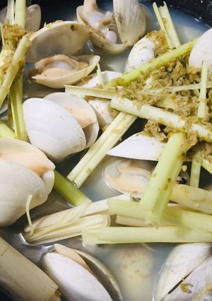 Hình của món Nghêu sữa hấp sả.