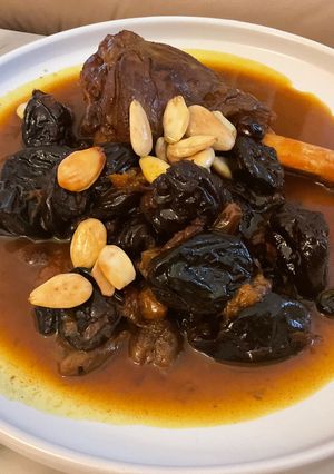 Une photo de 🐝Pruneaux 🍗souris d’agneau confites🇩🇿