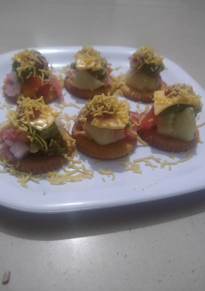 બિસ્કીટ ચાટ (Biscuit Chat Recipe In Gujarati) રેસીપી મુખ્ય ફોટો
