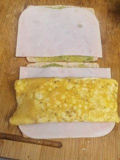 Una foto de Sándwich con pavo, guacamole, tortilla y queso