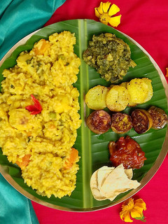 সবজি খিচুড়ি ; আলু ভাজা(sabji khichuri alu bhaja recipe in Bengali) রেসিপির প্রধান ছবি