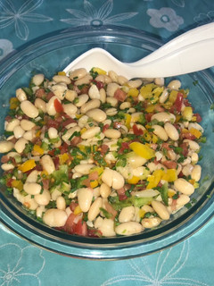 Una foto de Ensalada de porotos con pimientos y ciboulette