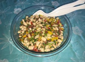 Una foto de Ensalada de porotos con pimientos y ciboulette