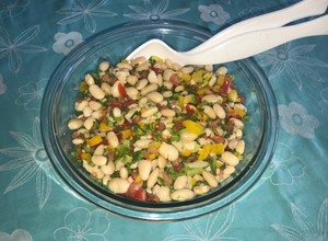 Una foto de Ensalada de porotos con pimientos y ciboulette