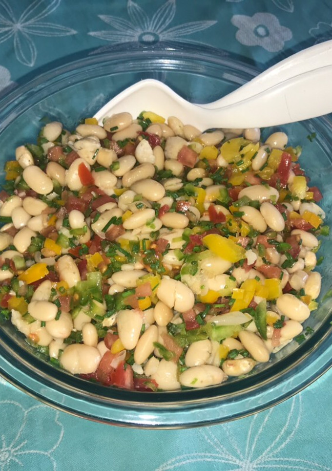 Una foto de Ensalada de porotos con pimientos y ciboulette