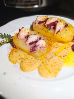 Una foto de Montaditos de Patata y Pulpo con Mojo de Tomate Y Frutos Secos - Olla GM -
