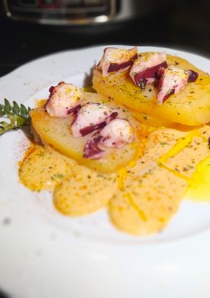 Una foto de Montaditos de Patata y Pulpo con Mojo de Tomate Y Frutos Secos - Olla GM -