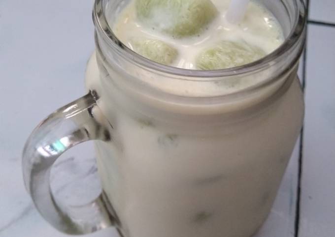 Resep 24. Es Matcha Susu Madu yang Bisa Manjain Lidah