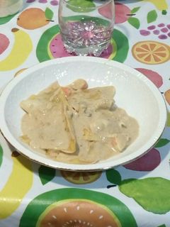 Una foto de Triángulos de pasta rellenos de setas con salsa de mejillones