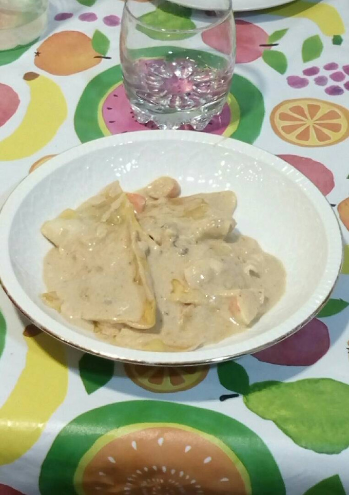 Una foto de Triángulos de pasta rellenos de setas con salsa de mejillones