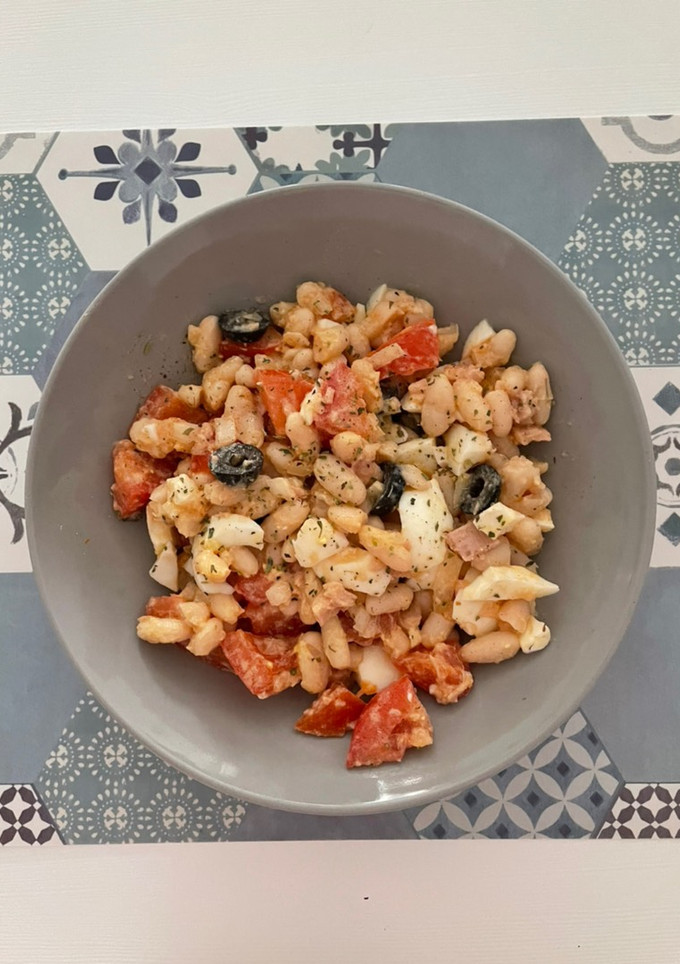Una foto de Ensalada de alubias 😊