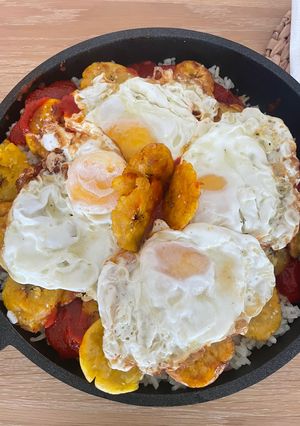 Una foto de Arroz a la Cubana con Plátano Macho