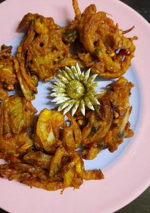 A picture of Piyaz ke pakoray.