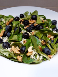 Foto principal de Uvas del pueblo en ensalada con queso azul