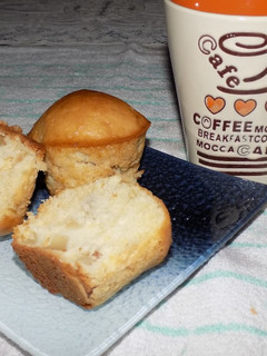 Una foto de Muffins de bizcochuelo (de cajita) con peras o manzanas