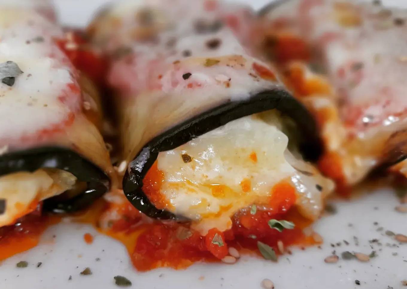 Rollitos de berenjena de puré de patata, gorgonzola y pesto