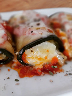 Una foto de Rollitos de berenjena de puré de patata, gorgonzola y pesto
