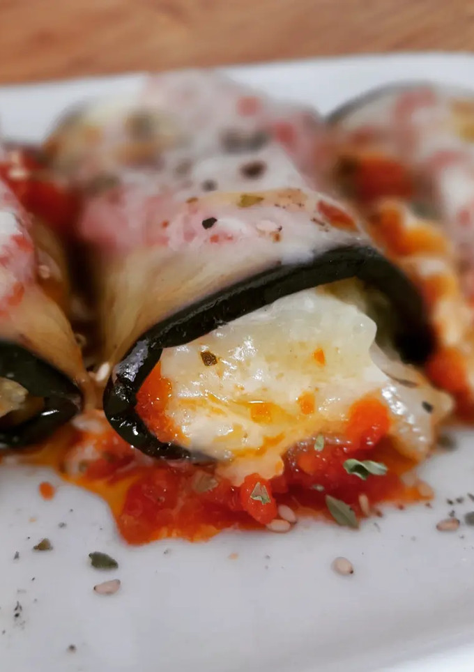 Una foto de Rollitos de berenjena de puré de patata, gorgonzola y pesto