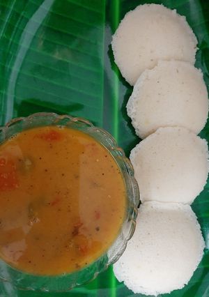 इडली सांबर (Idli Sambar recipe in Hindi) रेसिपी मुख्य फोटो