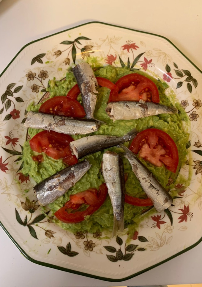 Una foto de Sardinillas en conserva sobre ensalada de aguacate con limón, sal y tomate
