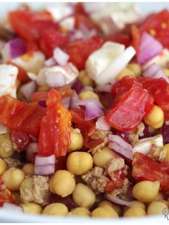 Una foto de Ensalada de garbanzos con queso de cabra