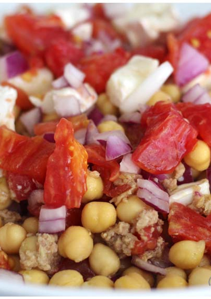 Una foto de Ensalada de garbanzos con queso de cabra
