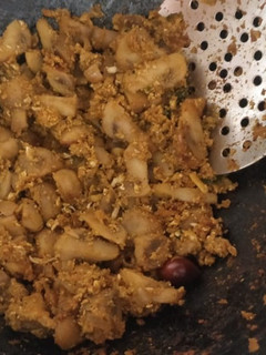 முட்டை மஷ்ரூம் கொத்து (Muttai Mushroom Koththu Recipe in tamil) செய்முறை முக்கிய புகைப்படம்
