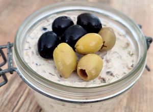 Une photo de Dips aux olives