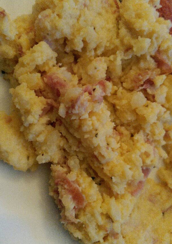 Una foto de Huevos revueltos con jamón patata y albahaca