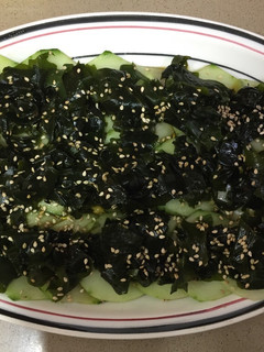 Una foto de Ensalada Algas Wakame con pepino