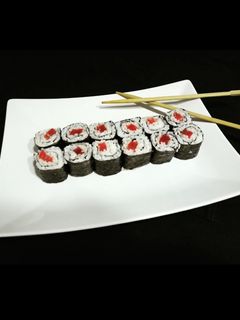 Una foto de Maki sushi de atún paso a paso