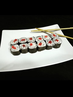 Una foto de Maki sushi de atún paso a paso