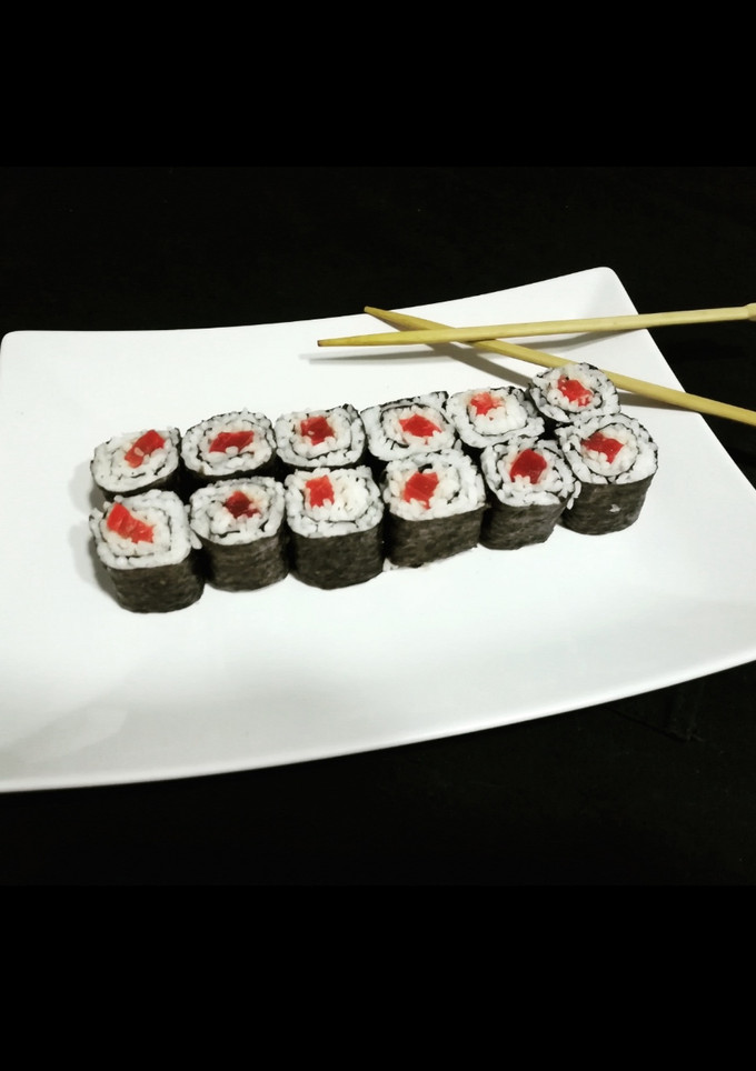 Una foto de Maki sushi de atún paso a paso