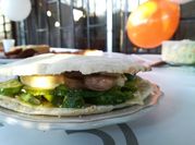 Una foto de sándwich de hummus