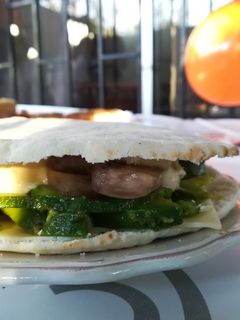 Una foto de Sándwich de pan pita vegetariano
