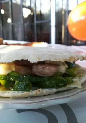 Una foto de Sándwich de pan pita vegetariano