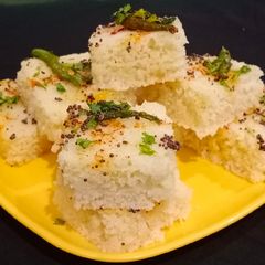 A picture of Rava dhokla.