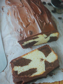 Una foto de Budín marmolado con cobertura de chocolate🍫