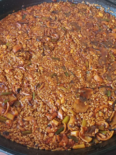 Una foto de Paella de pulpo con setas y ajetes