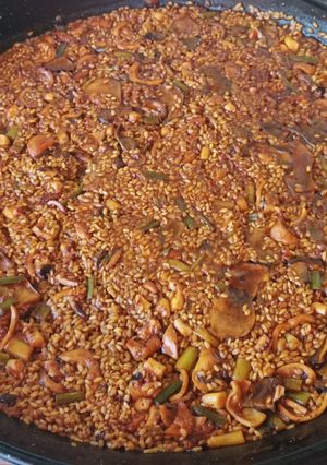 Una foto de Paella de pulpo con setas y ajetes