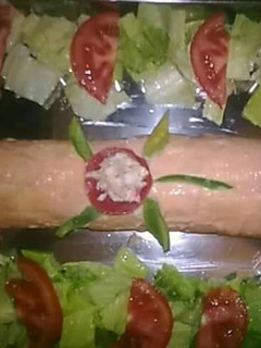 Una foto de Brazo salado relleno de queso lechuga atún y palitos de cangrejo