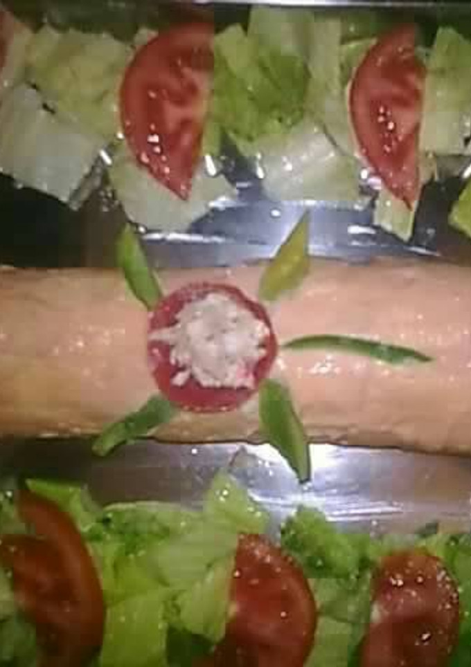 Una foto de Brazo salado relleno de queso lechuga atún y palitos de cangrejo