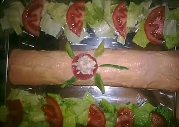 Brazo salado relleno de queso lechuga atún y palitos de cangrejo