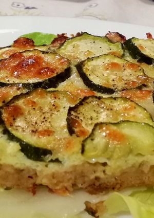 Foto di Pizza di Carne con Zucchine e Scamorza Affumicata