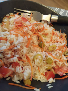 Una foto de 🥗 Ensalada fresca de arroz y atún