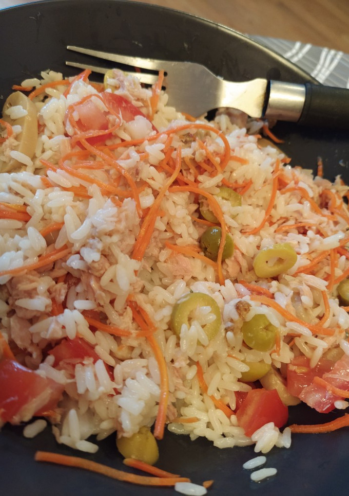 Una foto de 🥗 Ensalada fresca de arroz y atún