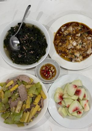 Hình của món Cơm nhà với cá chẽm kho gừng, thăn bò xào su su ngô bao tử, canh rau ngót thịt băm, đào tươi.