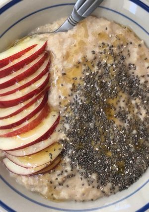 A picture of Buttery cinnamon oats with nectarine slices.